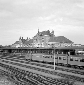 859287 Gezicht op het N.S.-station Geldermalsen te Geldermalsen.